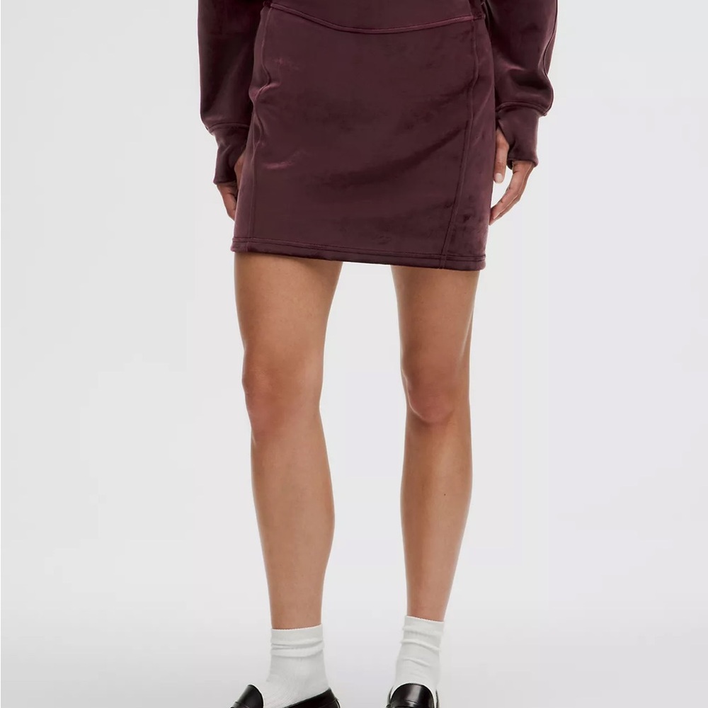 Scuba High-Rise Mini Skirt
Velvet Small | Garnet Color